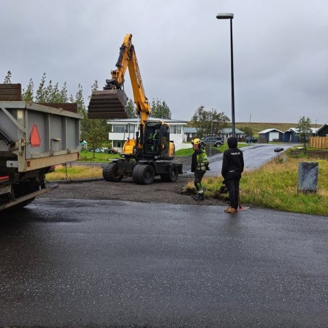 Starfsmenn Ólafsvalla ehf. lagfærðu undirlag í Bugðugerðinu 